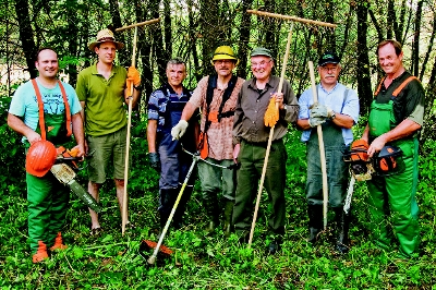 Naturschützer nach ihrem jüngsten Einsatz im Flächenhaften Naturdenkmal „Mittlerer Teufen“ (von links): Timo Harr, Steffen Hattler, Karl Hartmann, Gerhard Burkard, Siegfried Harr, Wolfgang Banholzer und Otmar Riedmüller.